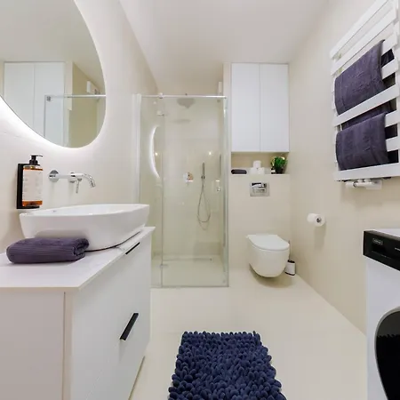 Zenith Residence- Centre, Ac, Free Parking By Staynest Apartment
